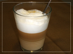 latte macchiato: a különlegességek kedvelőinek friss rétessel együtt